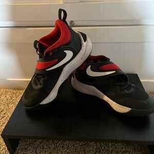 Nike Team Hustle D 11 Big Kids Basketball Shoe sz 4